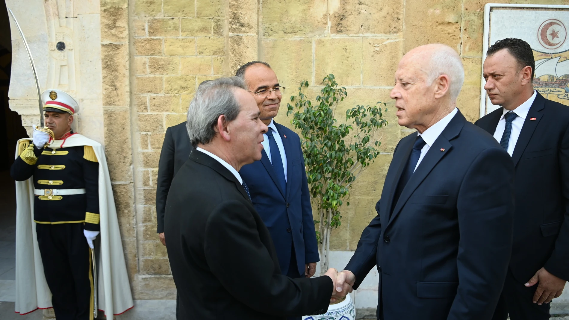 Tunis (Tunisia), 08/08/2024.- A handout photo made available by the Tunisian Presidency press service shows Tunisian President Kais Saied (2-R) shaking hands with outgoing Prime Minister Ahmed Hachani (L) as new Prime Minister Kamel Maddouri (C) looks on, during an inauguration ceremony in Tunis, Tunisia, 08 August 2024. Tunisian President Kais Saied on 07 August appointed Social Affairs Minister Kamel Maddouri as Prime Minister to replace Ahmed Hachani who had been holding the post since Aug...