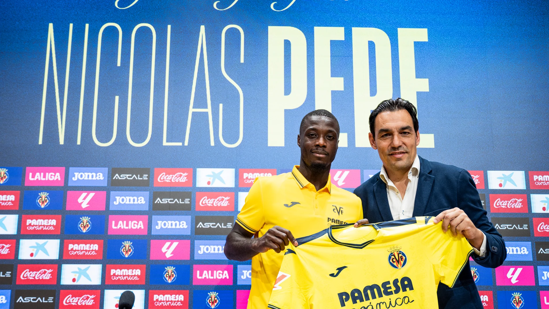 GRAFCVA2224. VILA-REAL (CASTELLÓN), 08/08/2024.- El Villarreal CF presenta oficialmente a Nicolás Pépé, internacional por Costa de Marfil que llega como agente libre al club villarrealense. En la imagen Pépé junto al Director Deportivo, Miguel Ángel Tena. EFE/Andreu Esteban