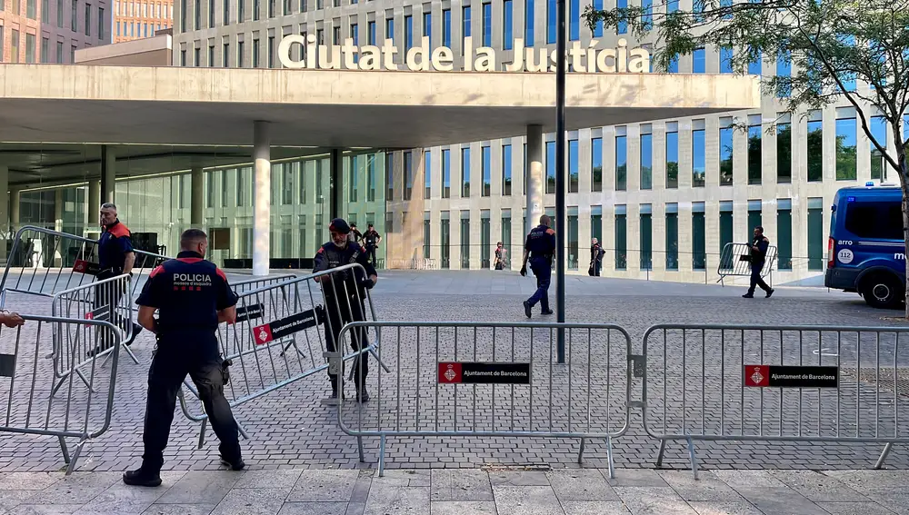 Dispositivo policial en la Ciutat de la Justícia en Barcelona ante la posible detención de Puigdemont