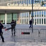 Dispositivo policial en la Ciutat de la Justícia en Barcelona ante la posible detención de Puigdemont 
