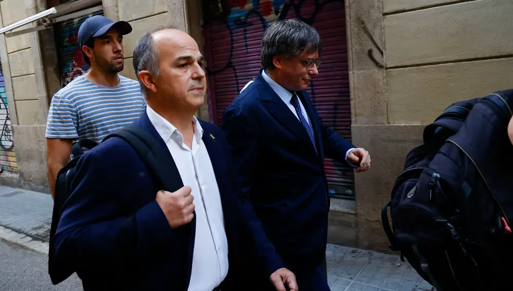 Puigdemont logra irrumpir en su acto de bienvenida junto al Parlament sin ser detenido