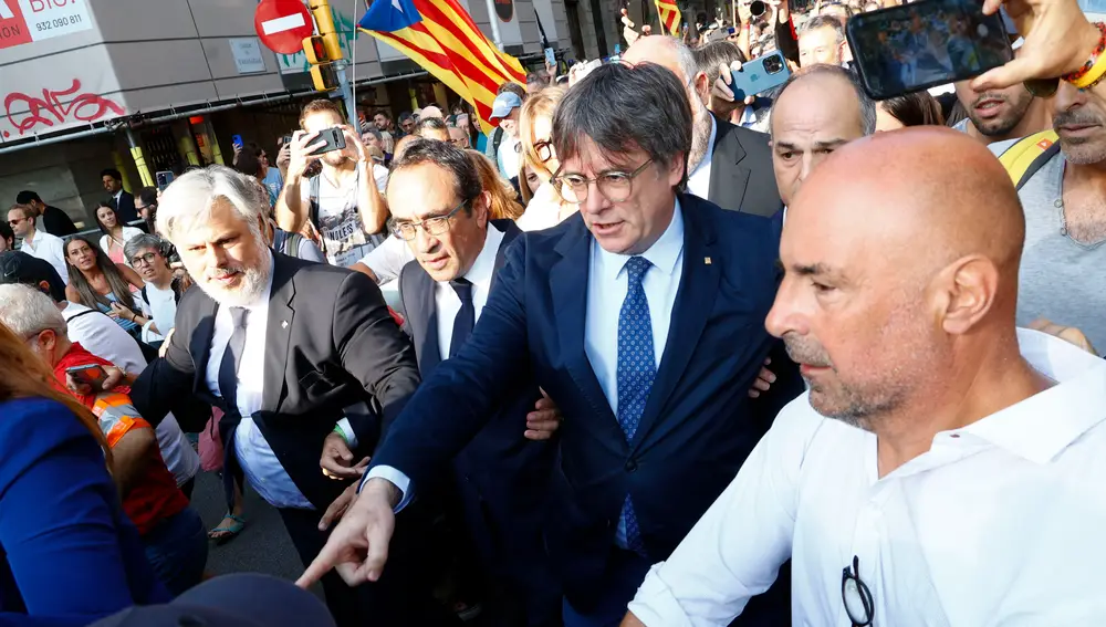 Puigdemont logra irrumpir en su acto de bienvenida junto al Parlament sin ser detenido