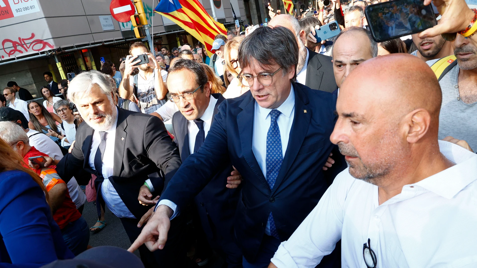 BARCELONA, 08/08/2024.- El expresidente de la Generalitat Carles Puigdemont ha logrado este jueves irrumpir en el acto de bienvenida organizado en el paseo Lluís Companys de Barcelona para arroparlo en su retorno. Puigdemont ha llegado acompañado por dirigentes de Junts como Josep Rull, Laura Borrás o Jordi TurullEFE/ Quique Garcia