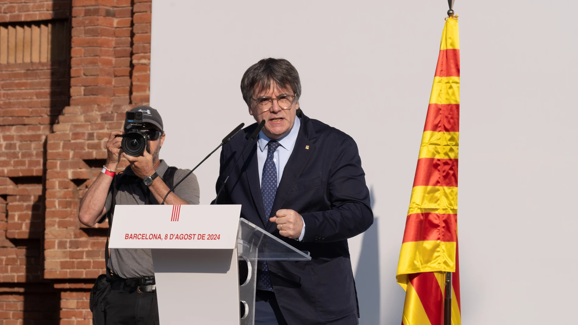 El expresidente de la Generalitat de Catalunya Carles Puigdemont interviene en un acto de bienvenida organizado por entidades independentistas en el paseo Lluís Companys, a 8 de agosto de 2024, en Barcelona, Catalunya (España). Dicha concentración ha sido convocada por entidades independentistas, con la asistencia de Junts, ERC, CUP, ANC, Òmnium Cultural, CDR y Associació de Municipis per la Independència (AMI). Puigdemont tiene previsto asistir a este acto de bienvenida para después particip...