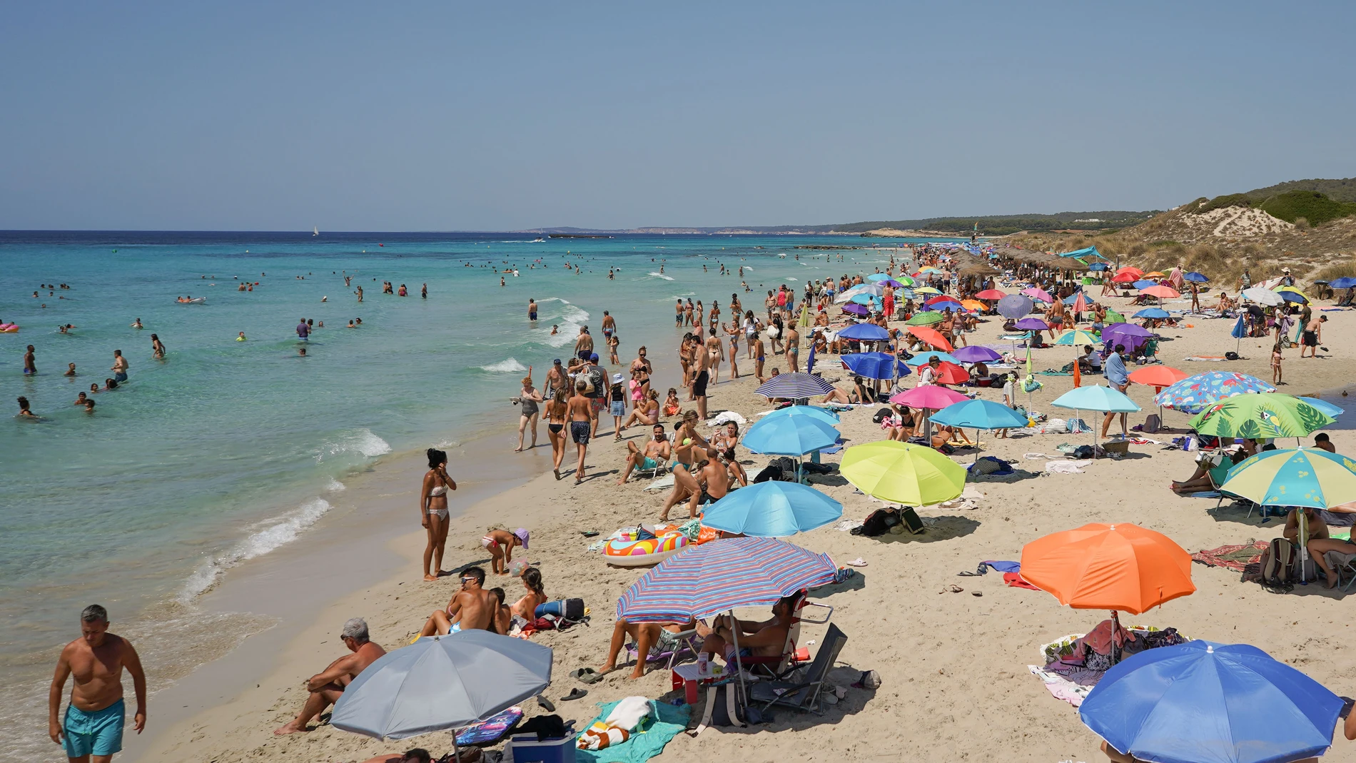 MENORCA, 08/08/2024.- Vista general de la playa de Alaior, Menorca, este jueves. Once comunidades están ya este jueves en alerta por temperaturas sofocantes, anticipo de la nueva ola de calor que comenzará mañana viernes, en la que la Agencia Estatal de Meteorología (Aemet) pronostica que se pueden batir récords de temperaturas, especialmente en el jornada del domingo 11.-EFE/ David Arquimbau Sintes