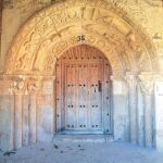 Portada románica con una iconografía única de la iglesia de San Millán Abad, en Almendres (Burgos)