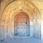 Portada románica con una iconografía única de la iglesia de San Millán Abad, en Almendres (Burgos)