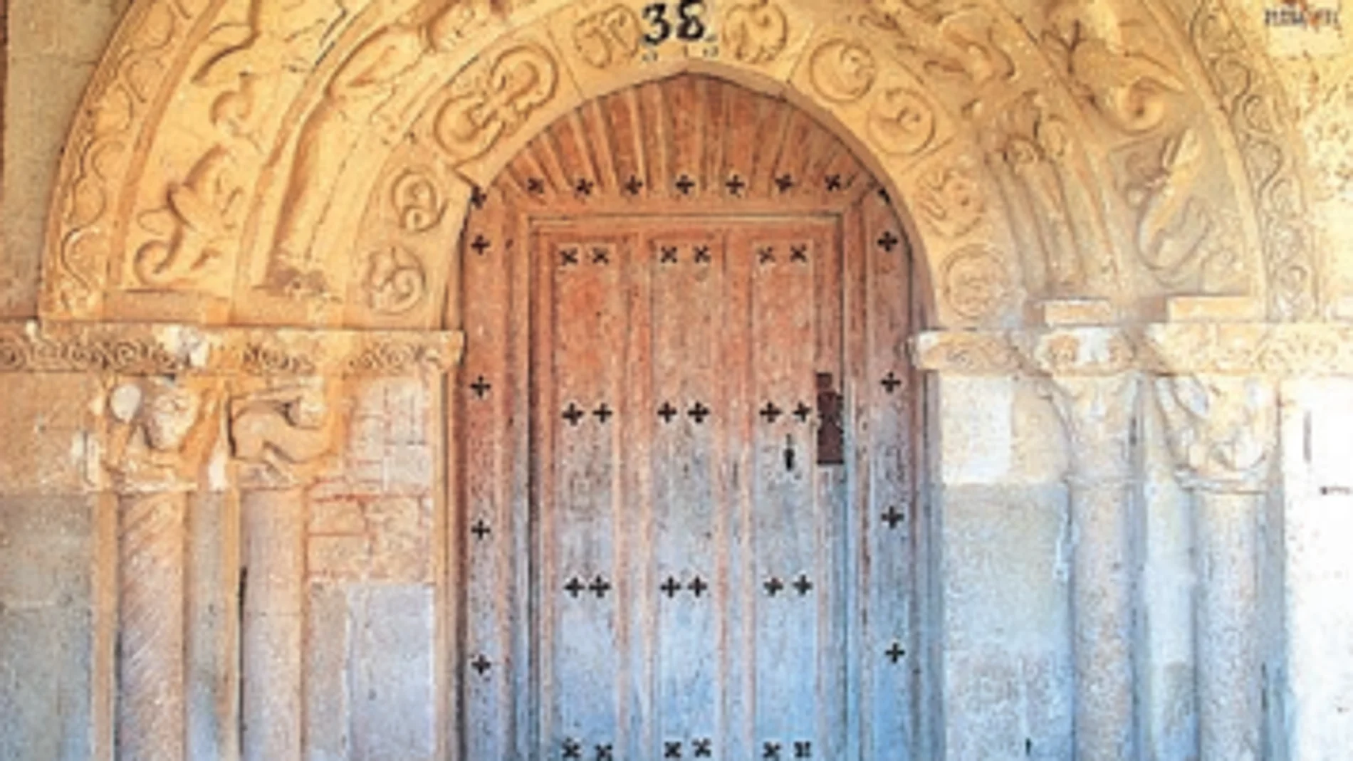 Portada románica con una iconografía única de la iglesia de San Millán Abad, en Almendres (Burgos)