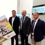 El presidente de la Diputación de Salamanca, Javier Iglesias, junto a los diputados comarcales y alcaldes de la Sierra de Francia, presenta la nueva web, app, mapa turístico y logo de la Sierra de Francia, dentro de las acciones del Plan de Sostenibilidad Turística de la Sierra de Francia