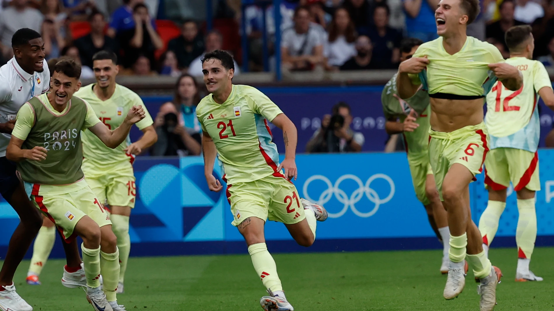 Sergio Camello celebra uno de sus dos goles en la prórroga