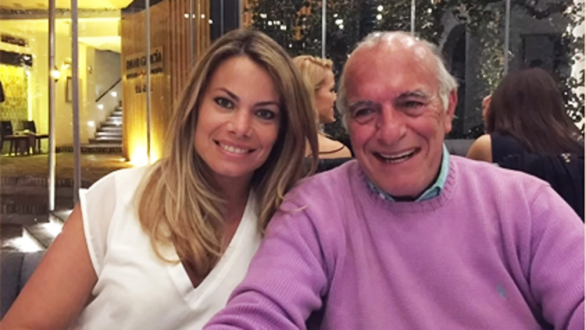 Carla Goyanes junto a su padre, Carlos Goyanes