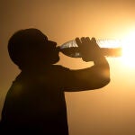 Un hombre bebe agua en Ciudad Rodrigo (Salamanca) donde llegarán este sábado a los 39 grados