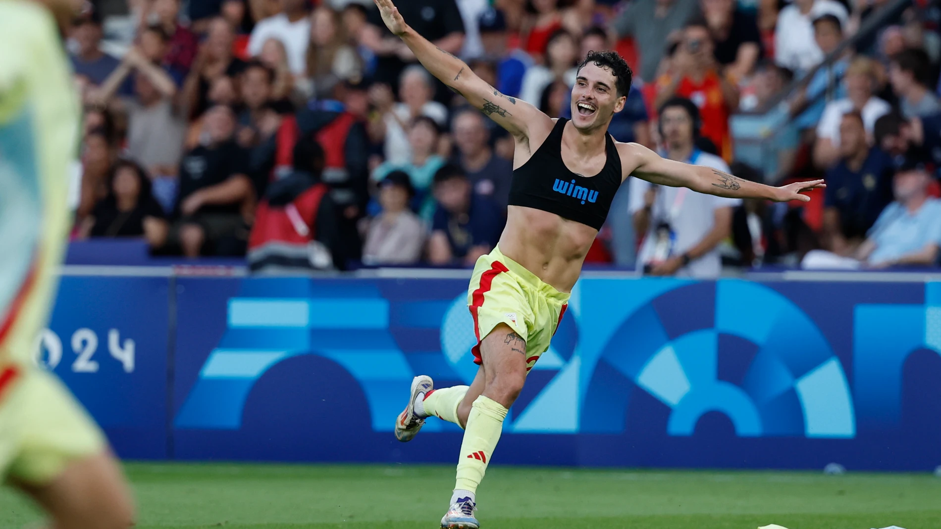 PARIS, 09/08/2024.- El jugador español Sergio Camello celebra su segundo gol ante Francia durante la prorroga del partido por la medalla de oro de los Juegos Olímpicos de París 2024 que Francia y España disputan este viernes en el Parc des Princes, de Paris . EFE/ Juanjo Martin