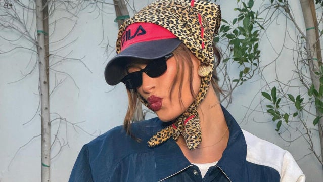Hailey Bieber usando pañuelo y gorra