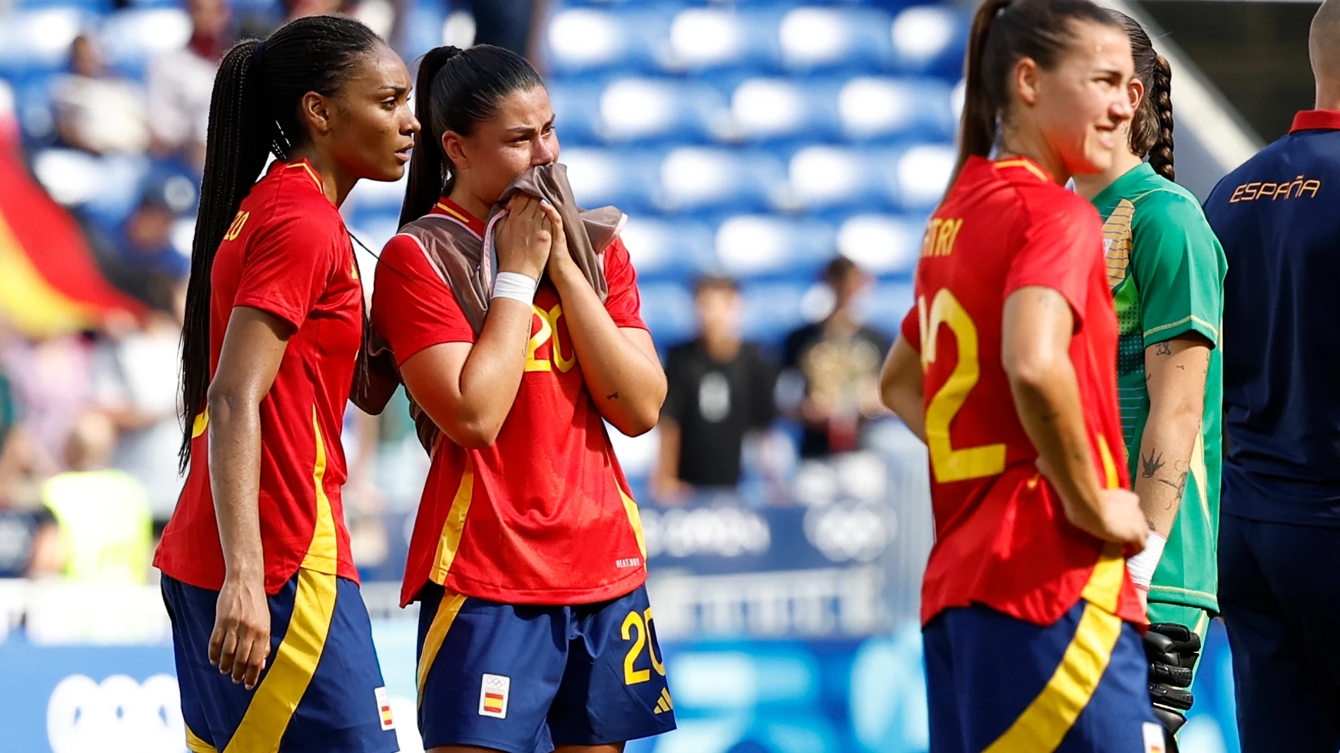 LYON, 09/08/2024.- Las jugadoras españolas reaccionan al ser derrotadas por Alemania en el partido por la medalla de bronce de los Juegos Olímpicos de París 2024 contra Alemania este viernes en el Estadio de Lyon. EFE/ Miguel Toña