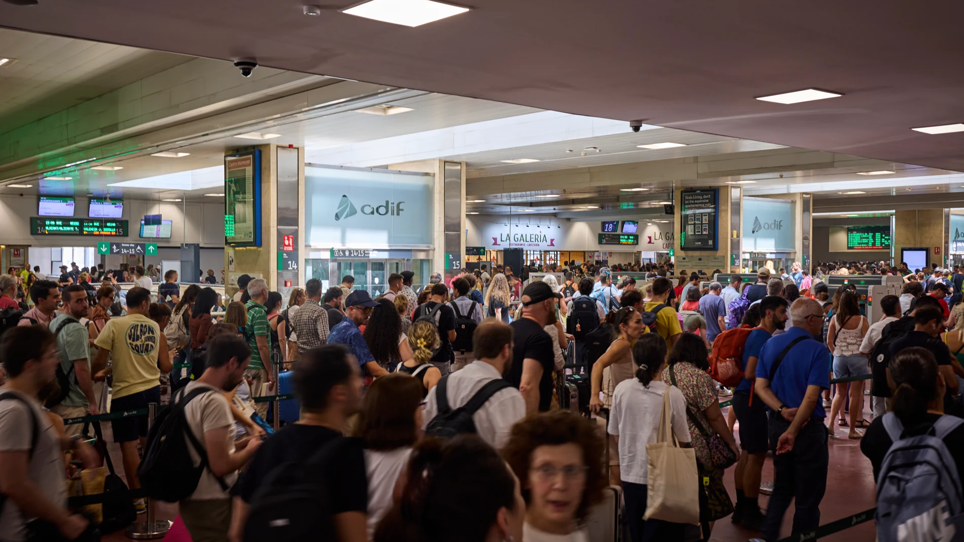 Ambiente de turistas y viajeros en la estación de Chamartín en Madrid. Hoy viernes en puertas al fin de semana de agosto se multiplican los desplazamientos de vacaciones este verano. © Alberto R. Roldán / Diario La Razón. 09 08 2024