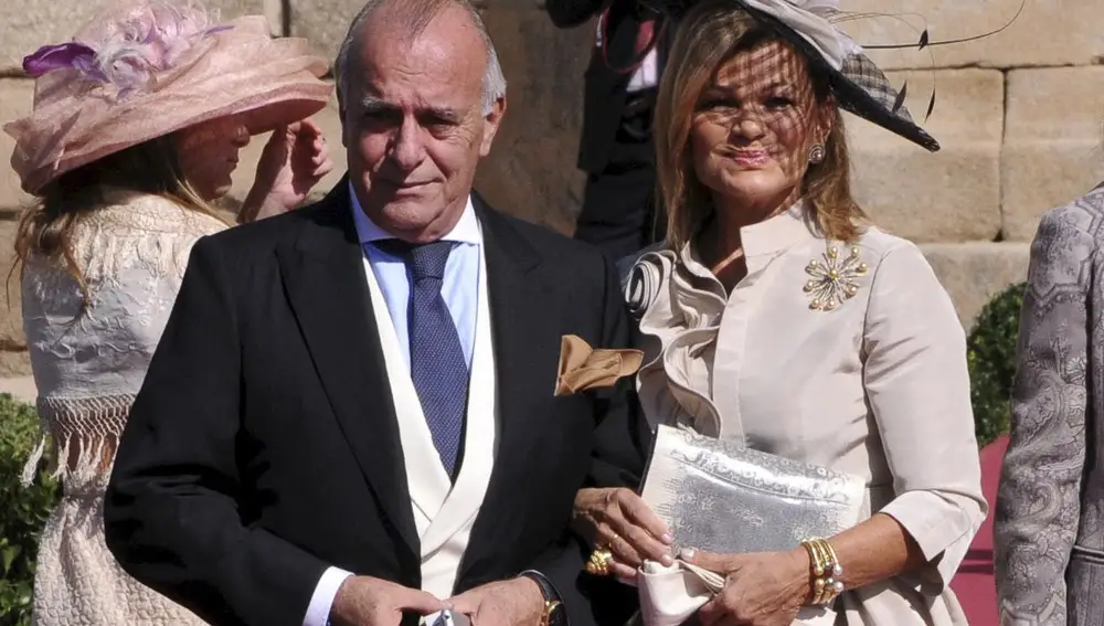 Fotografía de archivo fechada el 16 de octubre de 2010 que muestra al empresario Carlos Goyanes (i) y a su esposa, la socialité Cari Lapique (d), durante la ceremonia de enlace entre Rafael Medina ( XX Duque de Feria y XVII Marqués de Villalba) y Laura Vecino celebrada en Toledo. El empresario y productor Carlos Goyanes ha fallecido este miércoles en Marbella (Málaga) a los 79 años, según han informado a EFE fuentes cercanas a la familia.