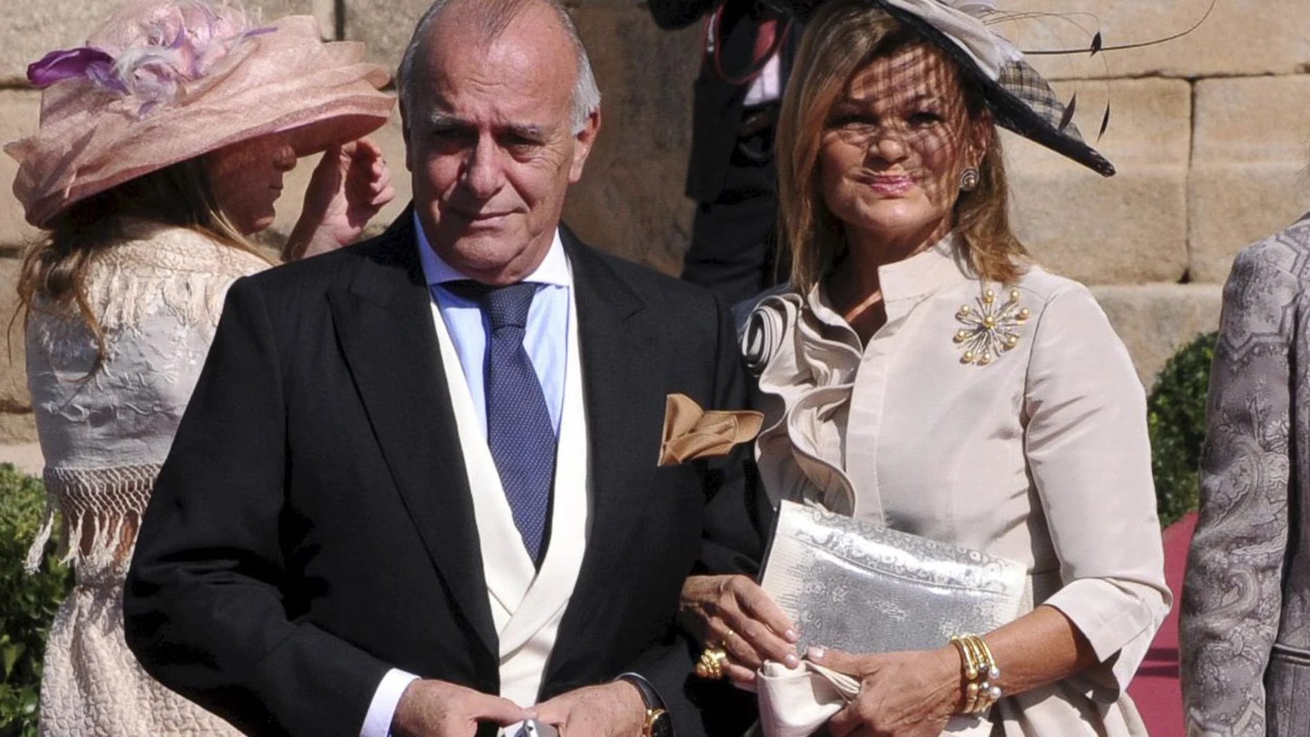 Fotografía de archivo fechada el 16 de octubre de 2010 que muestra al empresario Carlos Goyanes (i) y a su esposa, la socialité Cari Lapique (d), durante la ceremonia de enlace entre Rafael Medina ( XX Duque de Feria y XVII Marqués de Villalba) y Laura Vecino celebrada en Toledo. El empresario y productor Carlos Goyanes ha fallecido este miércoles en Marbella (Málaga) a los 79 años, según han informado a EFE fuentes cercanas a la familia.