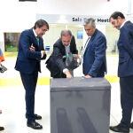 El consejero Suárez-Quiñones durante su visita a la empresa GAM en Villacé (León)