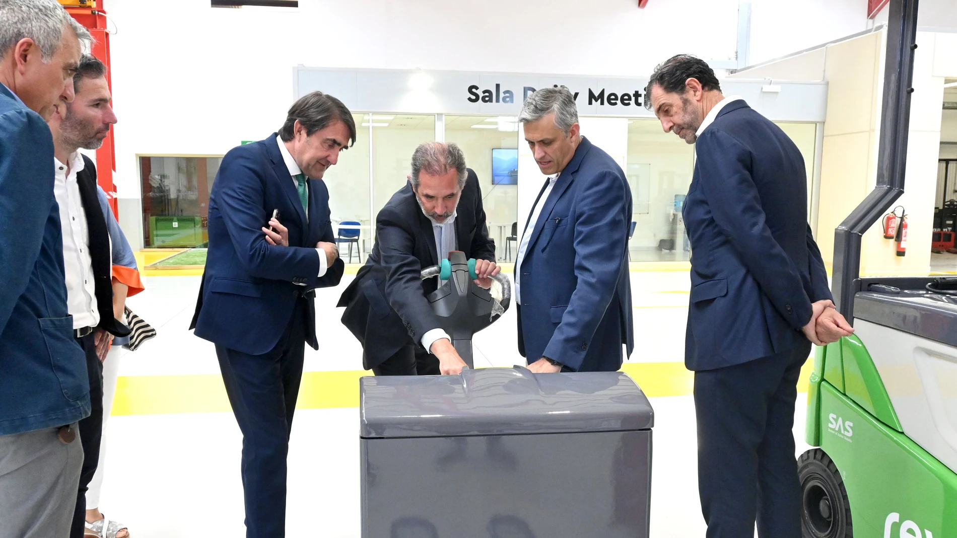 El consejero Suárez-Quiñones durante su visita a la empresa GAM en Villacé (León)