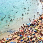 Una playa abarrotada de gente