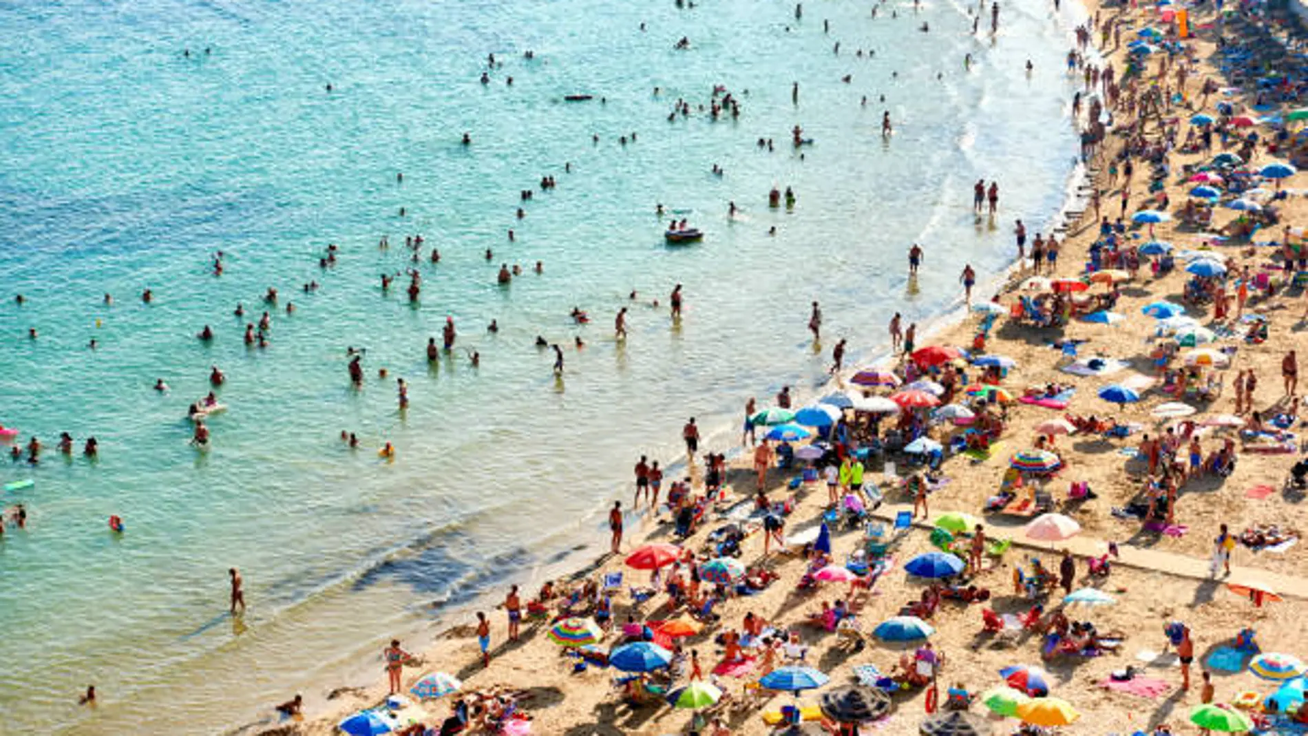 Una playa abarrotada de gente
