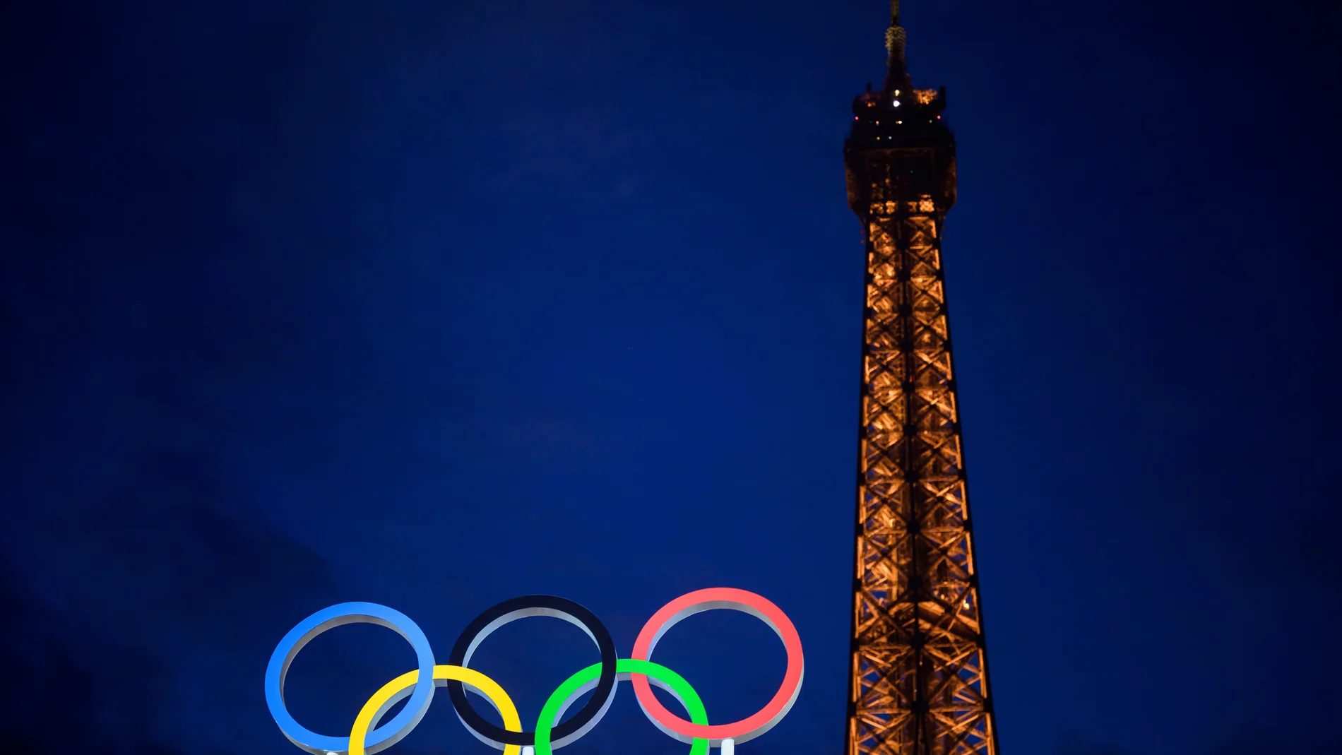 August 8, 2024, Paris, FRANCE: 240808 General view of the Olympic Rings and the Eiffel Tower during the women's beach volleyball semifinal match between Brazil and Australia during day 13 of the Paris 2024 Olympic Games on August 8, 2024 in Paris. .Photo: Ludvig Thunman / BILDBYRÃ…N / kod LT / LT0666.beachvolleyboll beach volleyball sandvolleyball olympic games olympics os ol olympiska spel olympiske leker paris 2024 paris-os paris-ol 13 bbeng dam womens 08/08/2024