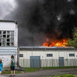 Un incendio devora la nave de un bazar oriental en Campuzano (Torrelavega) sin víctimas