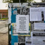 Carteles con ofertas de alquiler de habitaciones en Madrid.