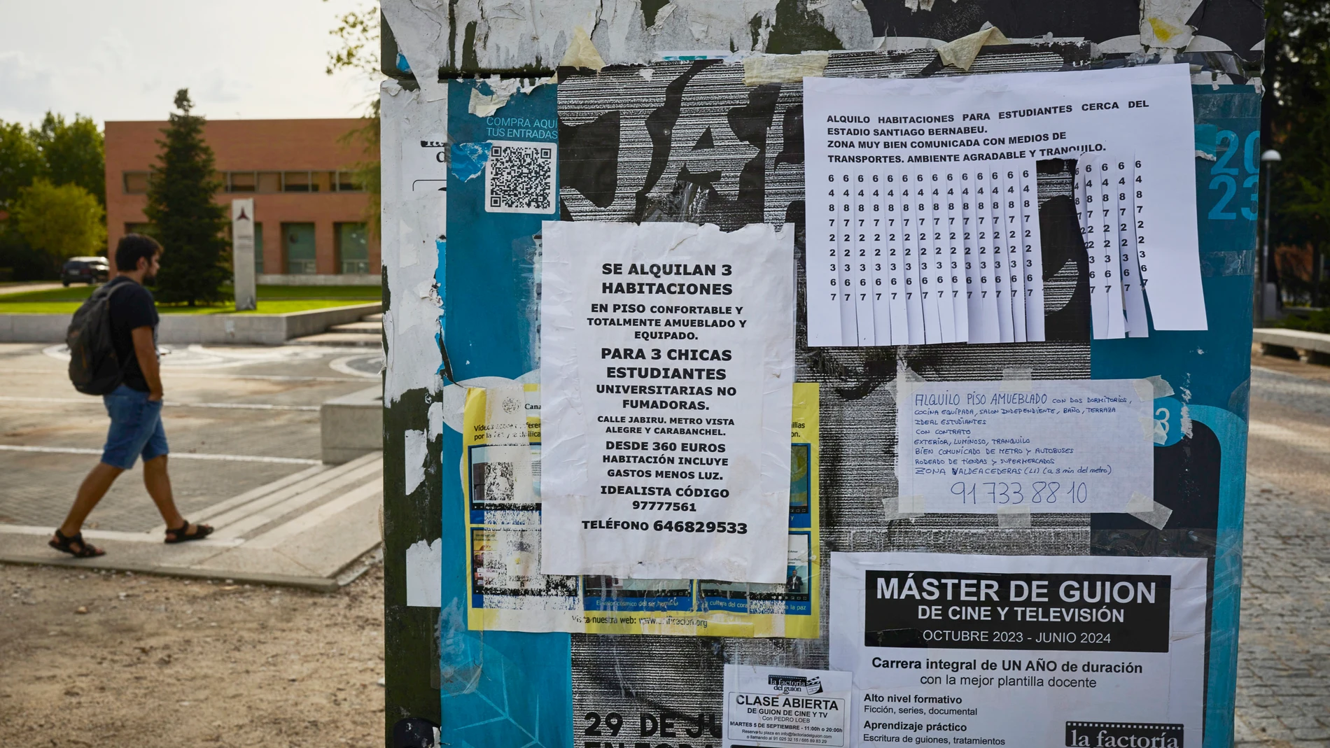 Carteles con ofertas de alquiler de habitaciones en Madrid.