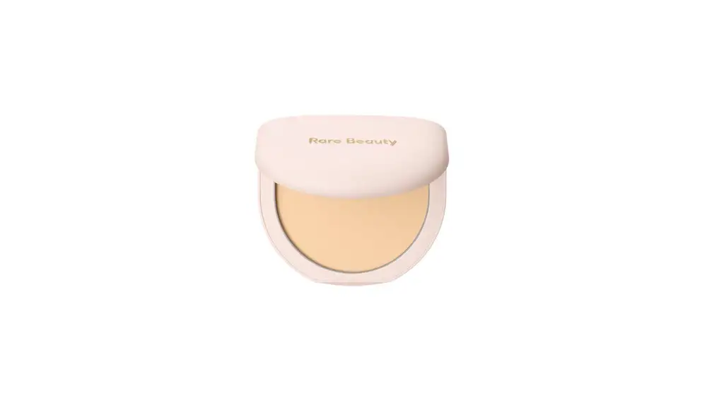 Polvos compactos de Rare Beauty.