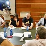 El viceconsejero Jorge Llorente se reúne con las Opas para abordar el problema de los topillos