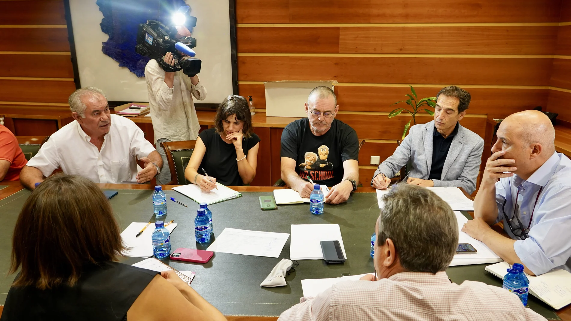 El viceconsejero Jorge Llorente se reúne con las Opas para abordar el problema de los topillos
