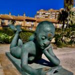 Destrozan de nuevo el murete del paseo marítimo y martillean una escultura en El Campello