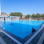 La concejala Paula Gómez-Angulo visita la nueva piscina municipal de verano del distrito de Tetuán (Madrid) 