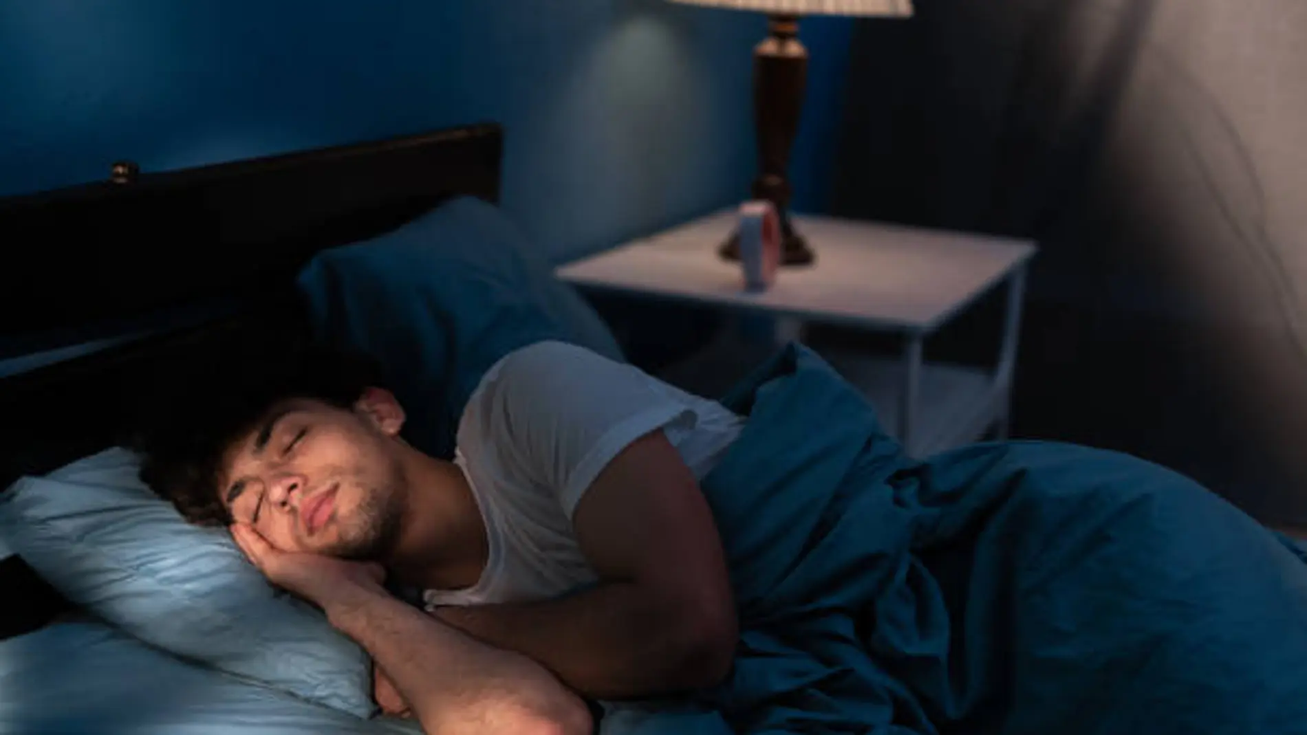 Un hombre durmiendo