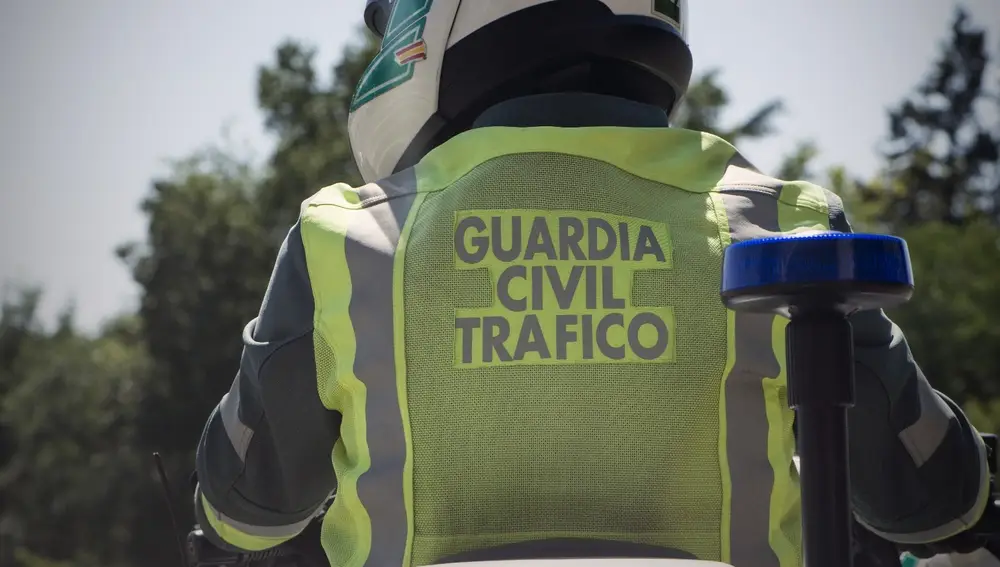 Un agente de la Guardia Civil de tráfico