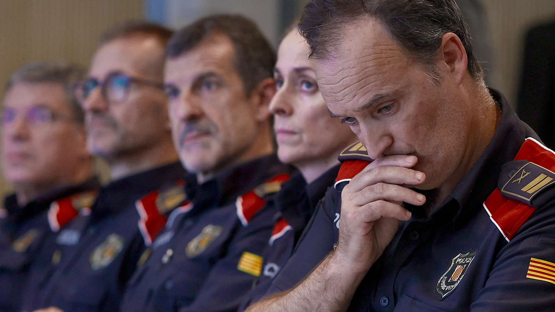 GRAFCAT7195 BARCELONA 09/08/2024.- El comisario jefe de los Mossos d,Esquadra, Eduard Sallent (d), durante la rueda de prensa ofrecida este mediodía ante las críticas por su actuación en la fuga del expresidente Carles Puigdemont tras regresar fugazmente a Barcelona, pese a tener una orden de detención. EFE/Quique Garcia