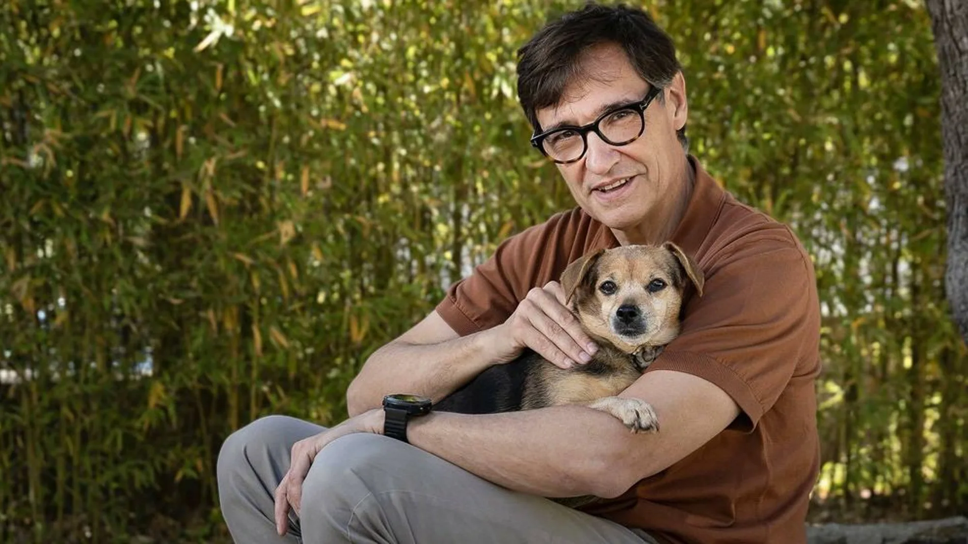 Salvador Illa junto a su perrita Nina