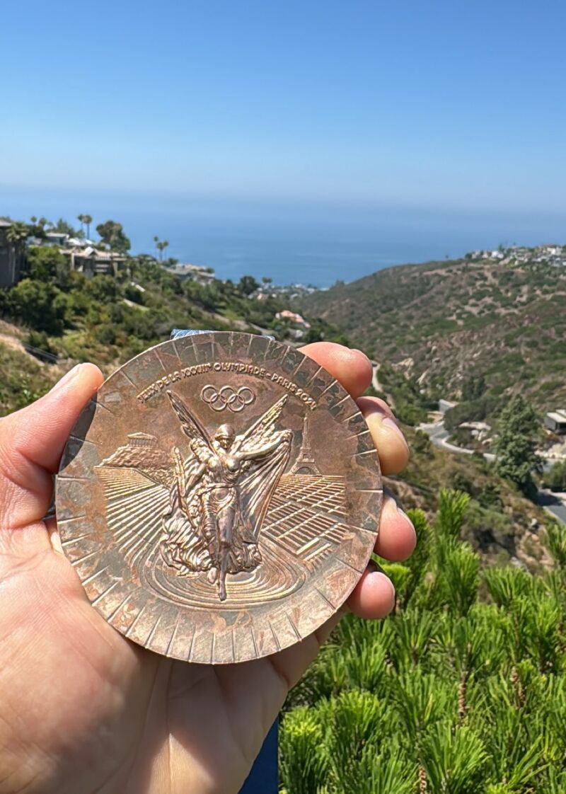 Un atleta estadounidense muestra el deterioro de las medallas de los Juegos Olímpicos: '&quot;parece que la medalla ha ido a la guerra y ha vuelto&quot;