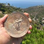 Un atleta estadounidense muestra el deterioro de las medallas de los Juegos Olímpicos: '"parece que la medalla ha ido a la guerra y ha vuelto"