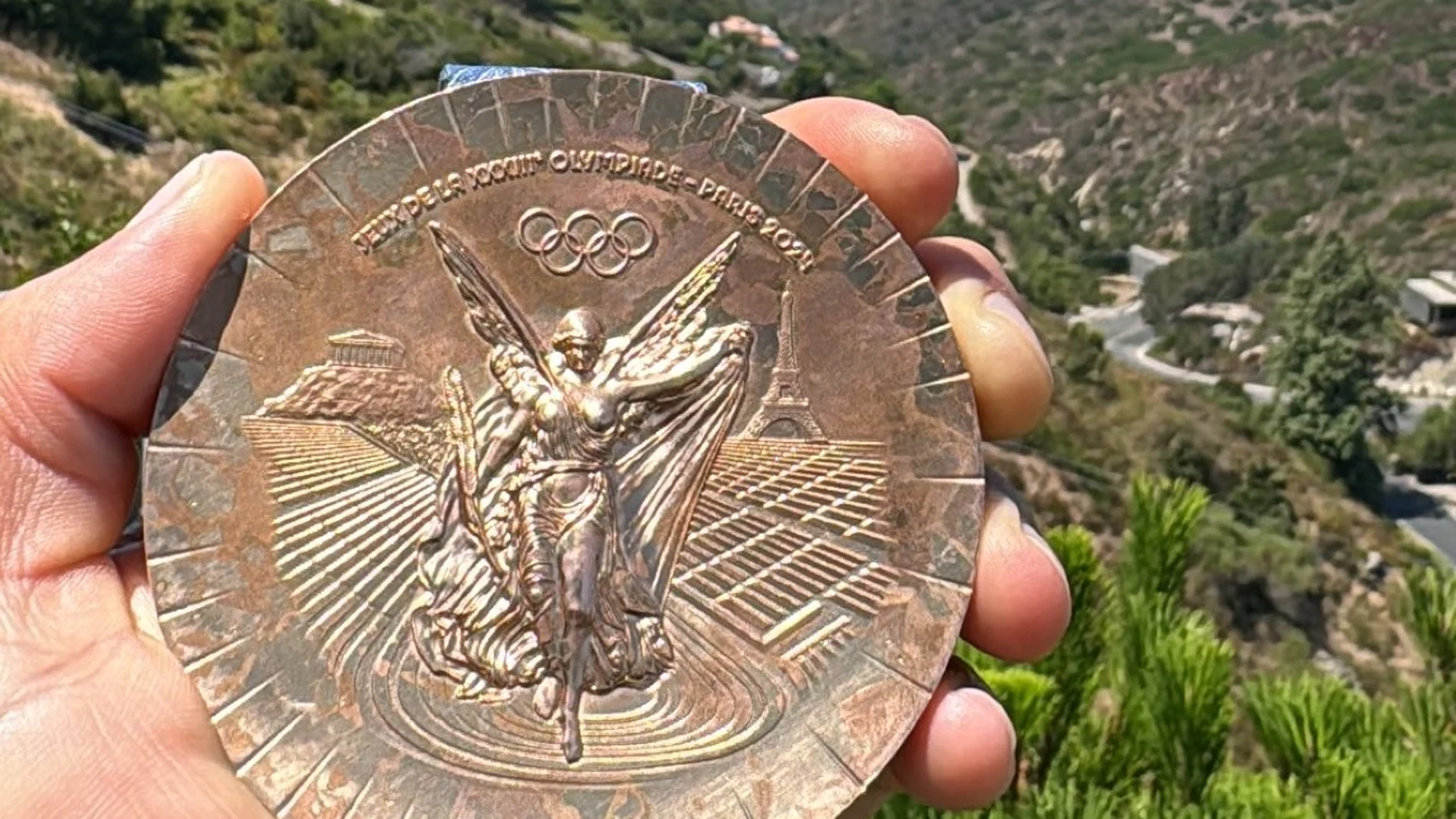 Un atleta estadounidense muestra el deterioro de las medallas de los Juegos Olímpicos: '"parece que la medalla ha ido a la guerra y ha vuelto"
