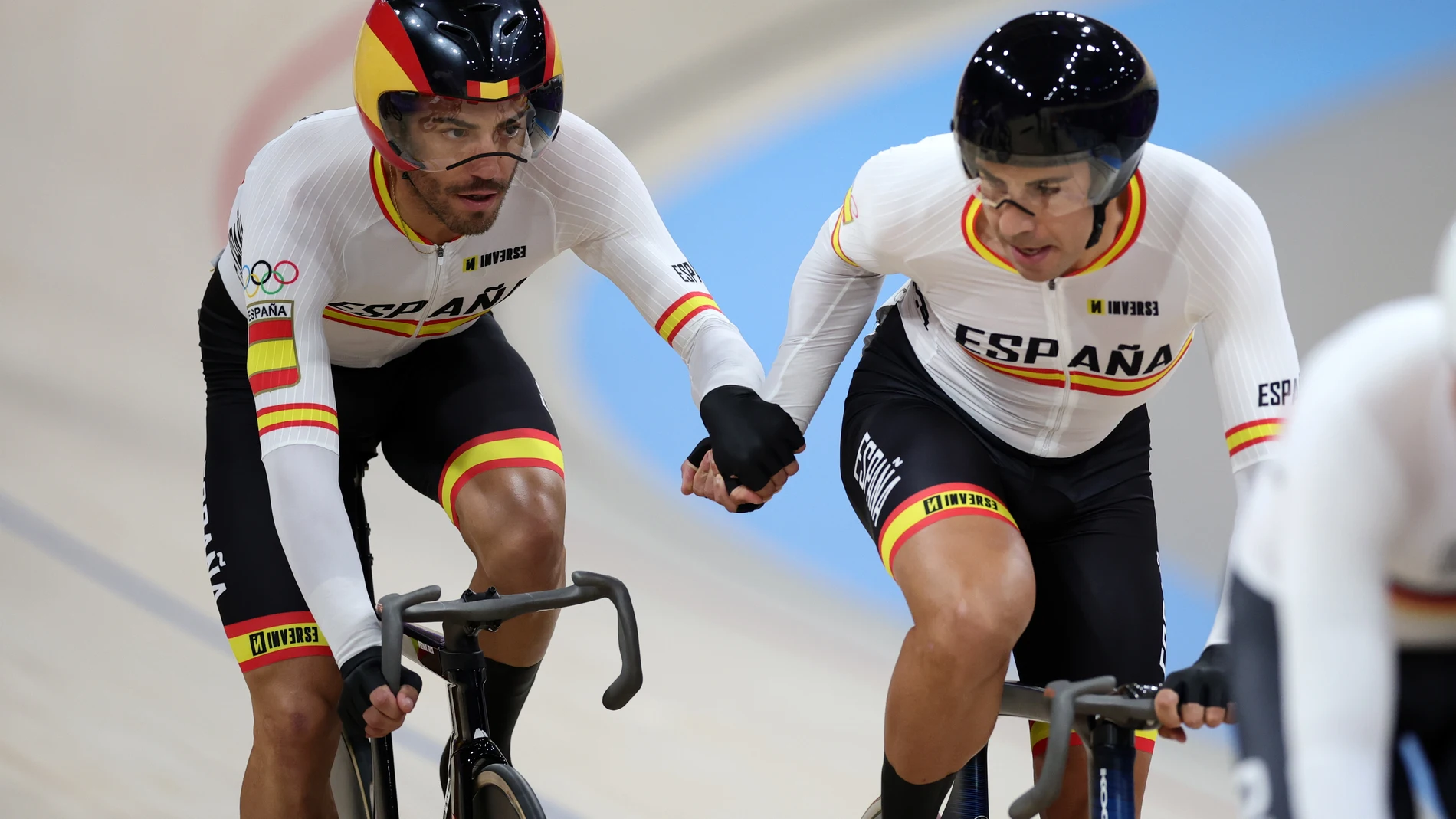 Saint-quentin-en-yvelines (France), 10/08/2024.- Sebastian Moa Vedri and Albert Torres Barcelo of Spain compete in the Men's Madison gold medal race at the Track Cycling competitions in the Paris 2024 Olympic Games, at Saint-Quentin-en-Yvelines Velodrome in Saint-Quentin-en-Yvelines, France, 10 August 2024. (Ciclismo, Francia, España, Roma) EFE/EPA/MARTIN DIVISEK