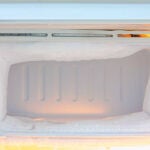 Congelador con hielo acumulado