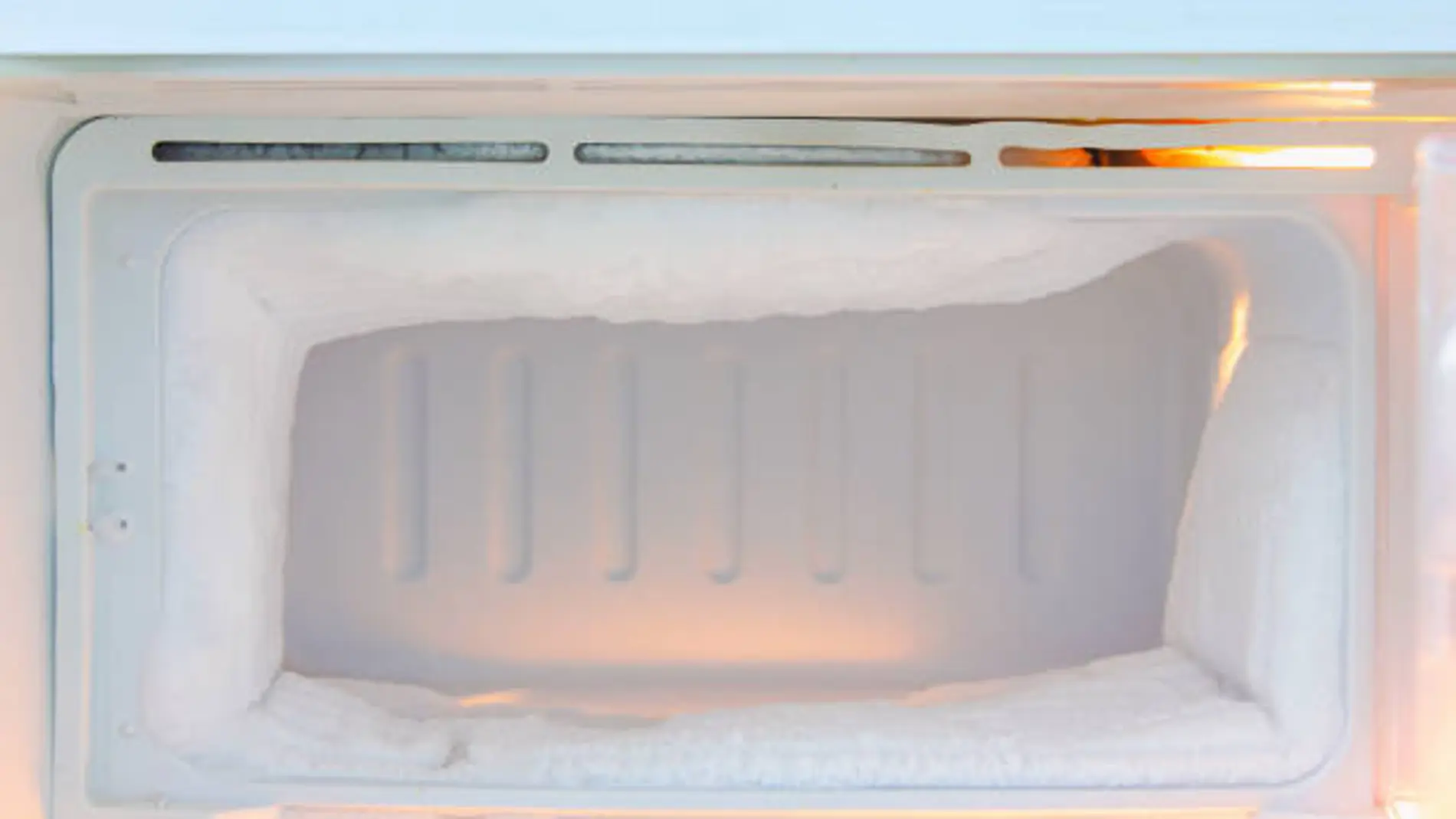 Congelador con hielo acumulado