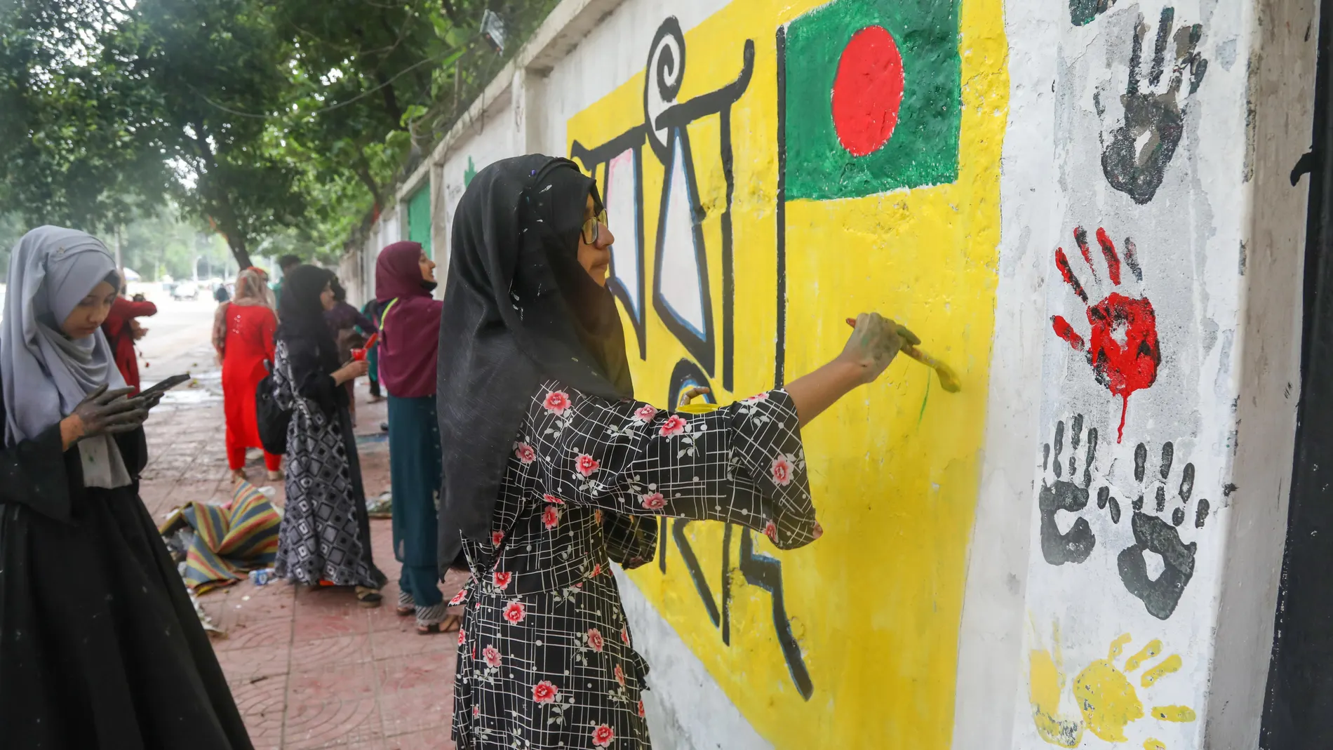 Dhaka (Bangladesh), 10/08/2024.- A student paints a new graffiti on a street wall at Dhaka University campus in Dhaka, Bangladesh, 10 August 2024. In an address to the nation, Chief of Army Staff General Waker-Uz-Zaman announced on 05 August 2024 Prime Minister Sheikh Hasina's resignation after weeks of unrest. Nobel laureate Muhammad Yunus was sworn in as the head of Bangladesh's interim government on 08 August 2024 after Sheikh Hasina resigned and fled the country amid violent protests over...