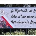 Valla publicitaria que reclama a la institución provincial que asuma “un papel más activo hacia la autonomía leonesa” 