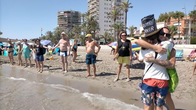 MURCIA.-Cientos de personas realizan el abrazo simbólico al Mar Menor por todo el litoral de la Laguna Salada