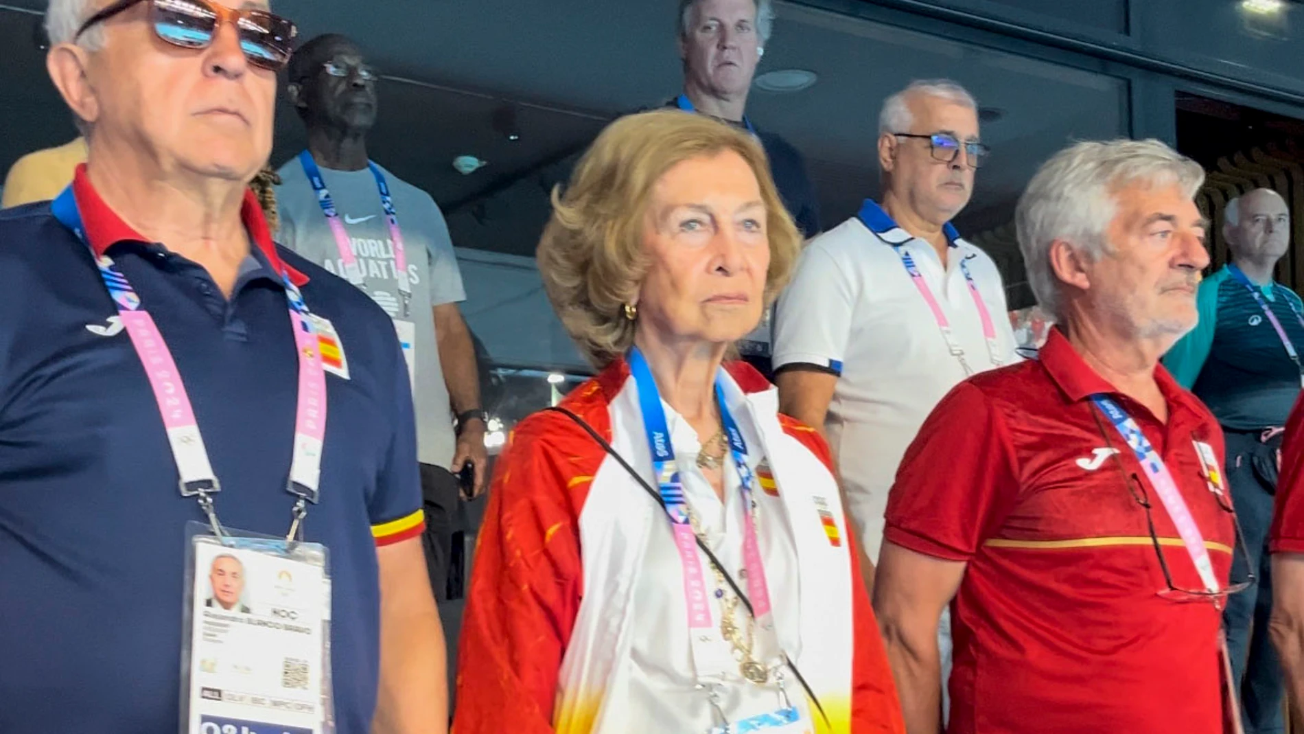 PARÍS (FRANCIA), 10/08/2024.- La reina Sofía asiste a la final de waterpolo femenino en París, este sábado. La Casa Real ha felicitado este sábado a la selección femenina española de waterpolo por su medalla de oro conseguida en los Juegos Olímpicos de París: “Habéis hecho historia”, celebra tras un partido al que ha asistido la reina Sofía. EFE/Casa Real/SÓLO USO EDITORIAL/SÓLO DISPONIBLE PARA ILUSTRAR LA NOTICIA QUE ACOMPAÑA (CRÉDITO OBLIGATORIO)