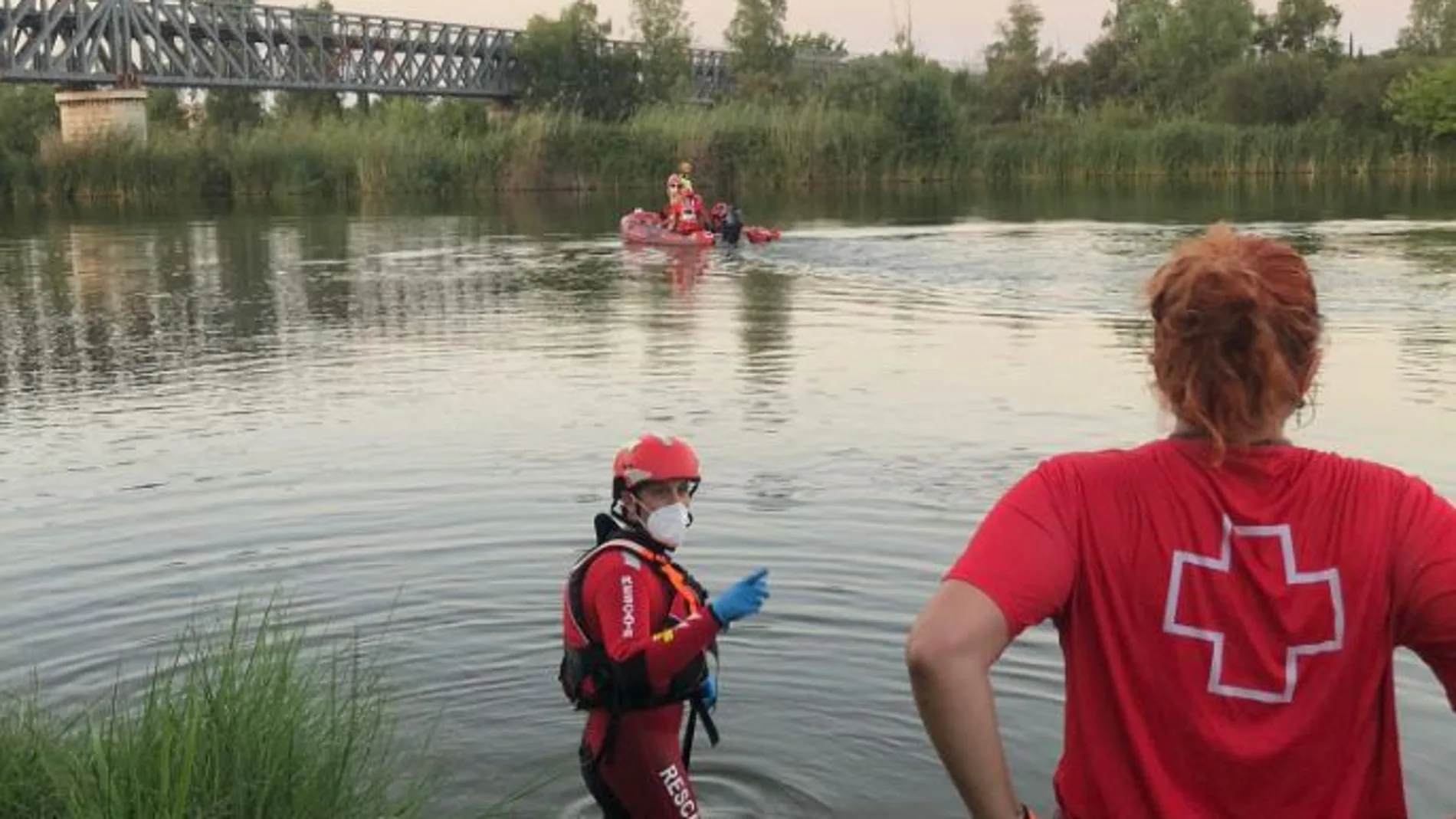 Efectivos de Cruz Roja recuperan el cadáver del río Guadiana Cruz Roja.